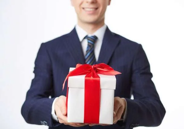 3 vấn đề quan trọng cần biết khi chọn quà tặng cao cấp cho khách hàng